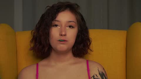 Snapshot of albertaellen chatting on 01.18.25 Hi all. My name is Stela and this is my first day here online show from 01.18.25