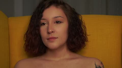 Snapshot of albertaellen chatting on 01.18.25 Hi all. My name is Stela and this is my first day here online show from 01.18.25