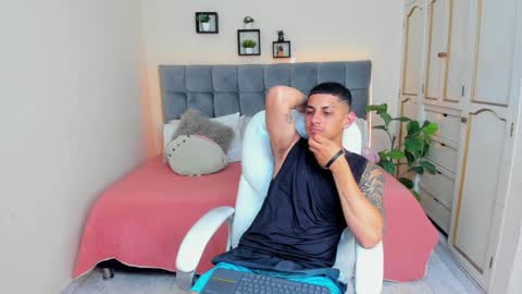 Snapshot of alex_cute77 chatting on 01.10.25 alex online show from 01.10.25