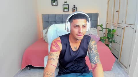 Snapshot of alex_cute77 chatting on 01.10.25 alex online show from 01.10.25