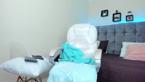 Snapshot of alex_cute77 chatting on 01.27.25 alex online show from 01.27.25