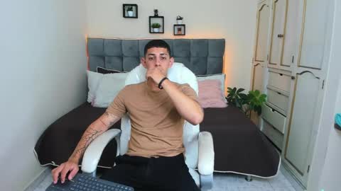 Snapshot of alex_cute77 chatting on 01.28.25 alex online show from 01.28.25