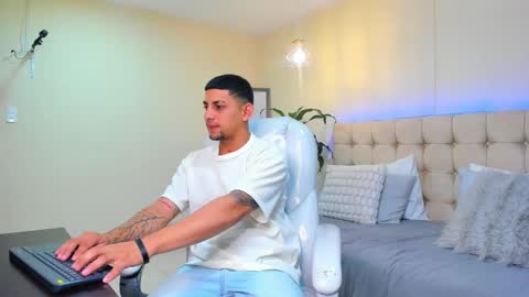 Snapshot of alex_cute77 chatting on 02.15.25 alex online show from 02.15.25