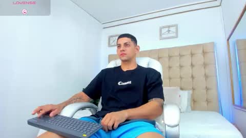 Snapshot of alex_cute77 chatting on 09.30.25 alex online show from 09.30.25