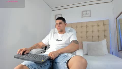 Snapshot of alex_cute77 chatting on 10.02.25 alex online show from 10.02.25