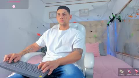 Snapshot of alex_cute77 chatting on 10.03.25 alex online show from 10.03.25