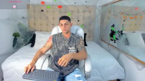 Snapshot of alex_cute77 chatting on 10.07.25 alex online show from 10.07.25