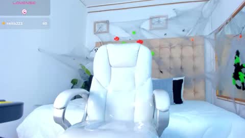 Snapshot of alex_cute77 chatting on 10.13.25 alex online show from 10.13.25