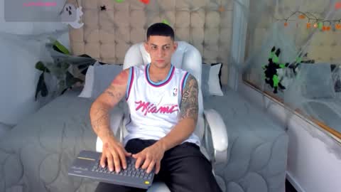 Snapshot of alex_cute77 chatting on 10.29.25 alex online show from 10.29.25