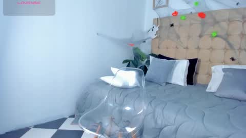 Snapshot of alex_cute77 chatting on 11.04.25 alex online show from 11.04.25