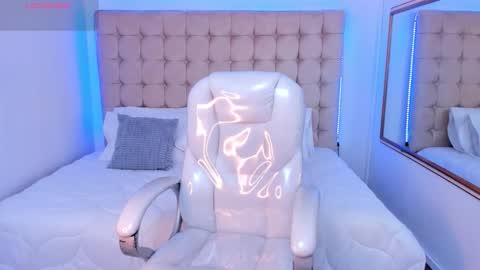 Snapshot of alex_cute77 chatting on 11.29.25 alex online show from 11.29.25