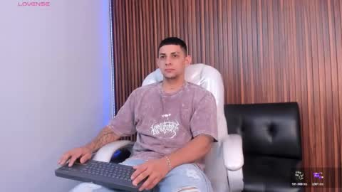 Snapshot of alex_cute77 chatting on 01.12.26 alex online show from 01.12.26