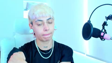 Snapshot of alex_poett chatting on 11.19.25 Residente0xxx online show from 11.19.25