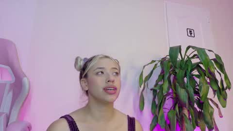 Snapshot of alexa_bue chatting on 10.08.25 alexa_bue online show from 10.08.25
