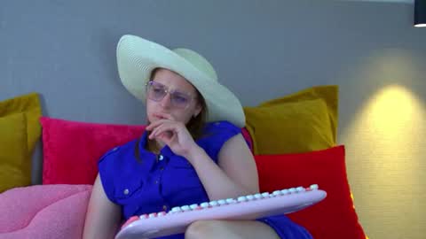 Snapshot of alexaavery chatting on 06.20.26 AlexaAvery online show from 06.20.26