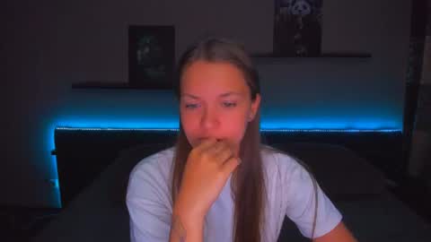 Snapshot of alexabarkley chatting on 06.12.26 angel online show from 06.12.26