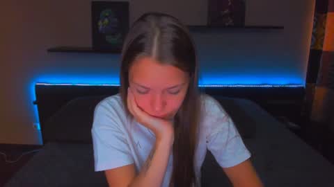 Snapshot of alexabarkley chatting on 06.18.26 angel online show from 06.18.26