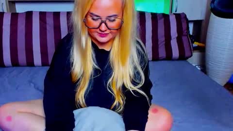 Snapshot of alexalavibes chatting on 10.02.25 AlexaLaVibes online show from 10.02.25