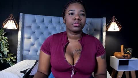 Snapshot of alexamora__ chatting on 11.02.25 C A M I L A online show from 11.02.25