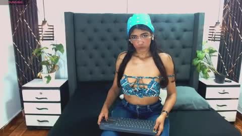 Snapshot of alexandra_castle chatting on 06.23.26 MAMASITA online show from 06.23.26
