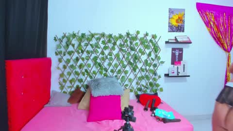 Snapshot of alexandramaravilla chatting on 12.20.24 ALEXANDRA online show from 12.20.24
