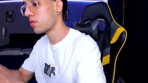 Snapshot of alexgiraldo__ chatting on 09.24.25 alexgiraldo__ online show from 09.24.25