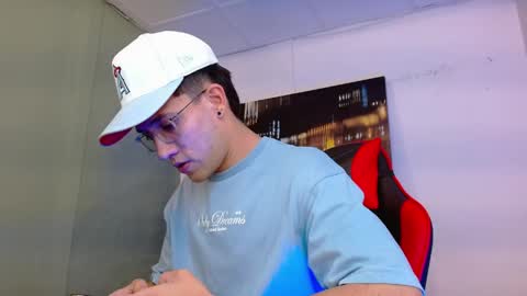 Snapshot of alexgiraldo__ chatting on 05.26.26 alexgiraldo__ online show from 05.26.26