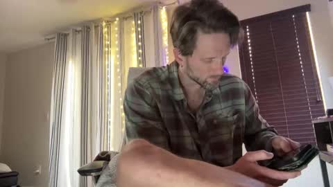 Snapshot of alexmanndickerson chatting on 10.17.25 Alex Mann online show from 10.17.25