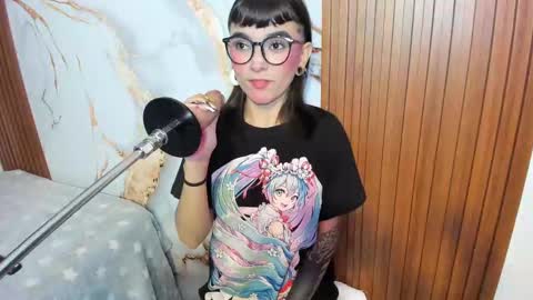 Snapshot of alice14cullen chatting on 10.14.25 alice online show from 10.14.25