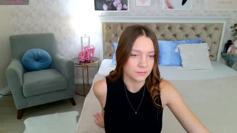 Snapshot of alice_charmy chatting on 02.01.25 Alice in Wonderland online show from 02.01.25