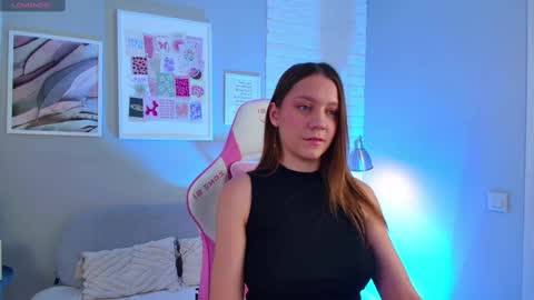 Snapshot of alice_charmy chatting on 03.04.25 Alice in Wonderland online show from 03.04.25