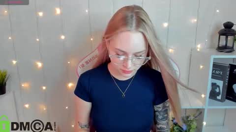 Snapshot of alice_elf chatting on 11.14.25 Alice online show from 11.14.25