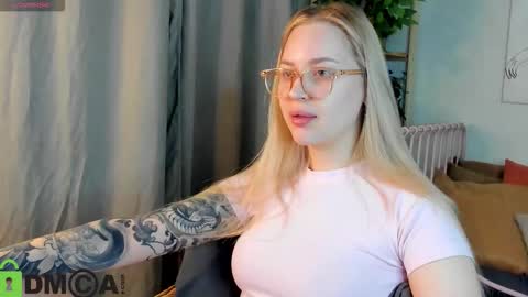 Snapshot of alice_elf chatting on 12.01.25 Alice online show from 12.01.25