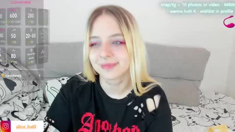 Snapshot of alice_halle chatting on 03.08.25 alice_halle online show from 03.08.25
