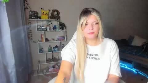 Snapshot of alicecaseyy chatting on 10.16.25 AliceCasey online show from 10.16.25