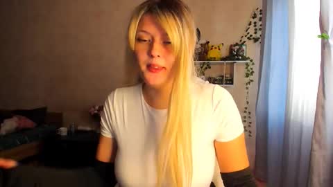 Snapshot of alicecaseyy chatting on 10.29.25 AliceCasey online show from 10.29.25