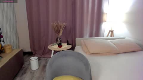 Snapshot of aliceevan chatting on 02.11.25 Daniella online show from 02.11.25