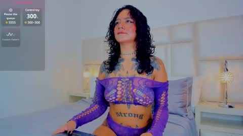 Snapshot of alicegould chatting on 01.25.25 alicegould online show from 01.25.25