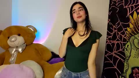 Snapshot of alicekingdom chatting on 11.25.25 Alicekingdom online show from 11.25.25