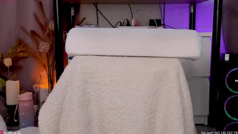 Snapshot of alicelu_ chatting on 02.05.25 Elle online show from 02.05.25