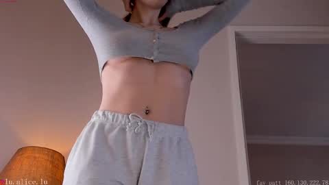 Snapshot of alicelu_ chatting on 02.23.25 Elle online show from 02.23.25