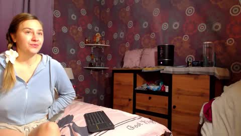 Snapshot of alicewetsquirt chatting on 02.04.26 alicewetsquirt online show from 02.04.26
