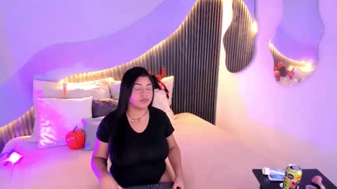Snapshot of alicia_20_ chatting on 10.27.25 Alice online show from 10.27.25