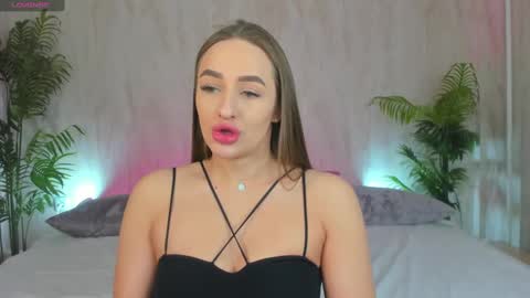 Snapshot of alicia_edwards chatting on 02.11.25 Mia online show from 02.11.25