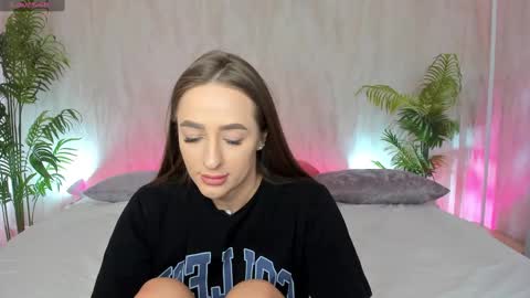 Snapshot of alicia_edwards chatting on 02.20.25 Mia online show from 02.20.25