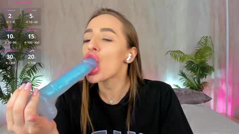 Snapshot of alicia_edwards chatting on 02.21.25 Mia online show from 02.21.25