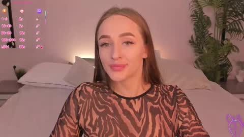 Snapshot of alicia_edwards chatting on 10.17.25 Mia online show from 10.17.25