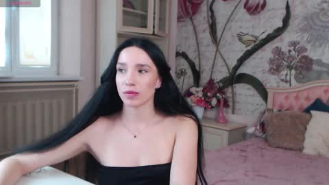Snapshot of aliciabow chatting on 09.08.25 Veronica online show from 09.08.25