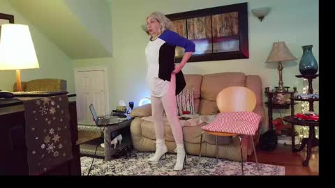 Snapshot of aliciadehart181 chatting on 04.12.26 Alicia deHart Help me reach 1000 Followers. Its FREE online show from 04.12.26