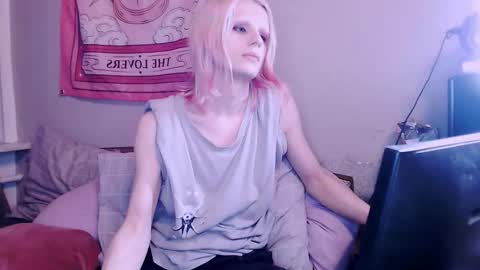 Snapshot of alien_bella chatting on 12.18.25 Alien Bella online show from 12.18.25